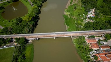 Doğada açık kanalizasyon ile çevre tüm bitkisel alanlardan görünür..