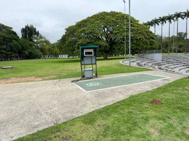 Parka elektrikli araba şarj cihazı yerleştirilmiş, sinyal şeridi araçlar için sürdürülebilir şarj noktasını gösteriyor.