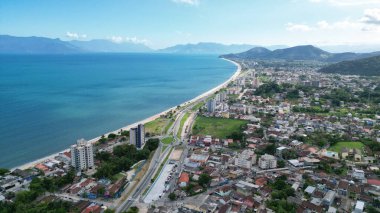 İnsansız hava aracı tarafından çekilen güzel bir hava görüntüsü, arka plandaki yemyeşil doğa ve rüyadan fırlamış gibi görünen paradisikal plajların aksine denizin mavisini ortaya çıkarıyor..