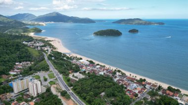 İnsansız hava aracı tarafından çekilen güzel bir hava görüntüsü, arka plandaki yemyeşil doğa ve rüyadan fırlamış gibi görünen paradisikal plajların aksine denizin mavisini ortaya çıkarıyor..