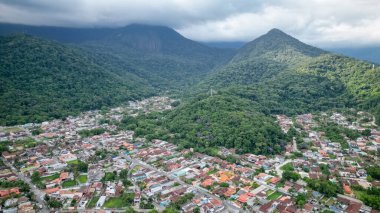 İnsansız hava aracı tarafından çekilen güzel bir hava görüntüsü, arka plandaki yemyeşil doğa ve rüyadan fırlamış gibi görünen paradisikal plajların aksine denizin mavisini ortaya çıkarıyor..