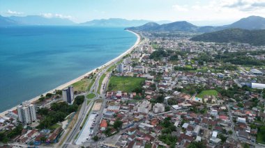 İnsansız hava aracı tarafından çekilen güzel bir hava görüntüsü, arka plandaki yemyeşil doğa ve rüyadan fırlamış gibi görünen paradisikal plajların aksine denizin mavisini ortaya çıkarıyor..