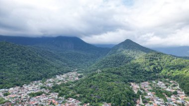 İnsansız hava aracı tarafından çekilen güzel bir hava görüntüsü, arka plandaki yemyeşil doğa ve rüyadan fırlamış gibi görünen paradisikal plajların aksine denizin mavisini ortaya çıkarıyor..