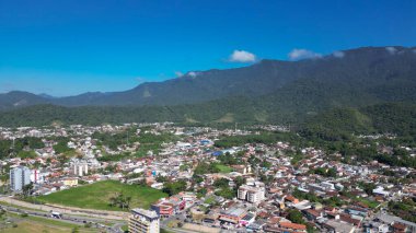 İnsansız hava aracı tarafından çekilen güzel bir hava görüntüsü, arka plandaki yemyeşil doğa ve rüyadan fırlamış gibi görünen paradisikal plajların aksine denizin mavisini ortaya çıkarıyor..