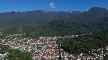 İnsansız hava aracı tarafından çekilen güzel bir hava görüntüsü, arka plandaki yemyeşil doğa ve rüyadan fırlamış gibi görünen paradisikal plajların aksine denizin mavisini ortaya çıkarıyor..