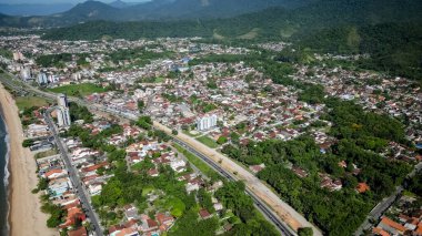 İnsansız hava aracı tarafından çekilen güzel bir hava görüntüsü, arka plandaki yemyeşil doğa ve rüyadan fırlamış gibi görünen paradisikal plajların aksine denizin mavisini ortaya çıkarıyor..