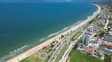 İnsansız hava aracı tarafından çekilen güzel bir hava görüntüsü, arka plandaki yemyeşil doğa ve rüyadan fırlamış gibi görünen paradisikal plajların aksine denizin mavisini ortaya çıkarıyor..