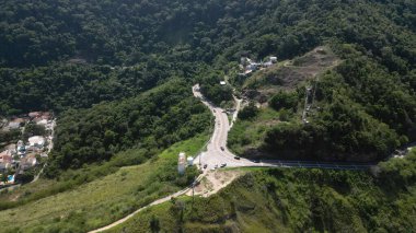İnsansız hava aracı tarafından çekilen güzel bir hava görüntüsü, arka plandaki yemyeşil doğa ve rüyadan fırlamış gibi görünen paradisikal plajların aksine denizin mavisini ortaya çıkarıyor..