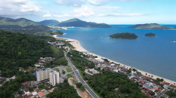 İnsansız hava aracı tarafından çekilen güzel bir hava görüntüsü, arka plandaki yemyeşil doğa ve rüyadan fırlamış gibi görünen paradisikal plajların aksine denizin mavisini ortaya çıkarıyor..