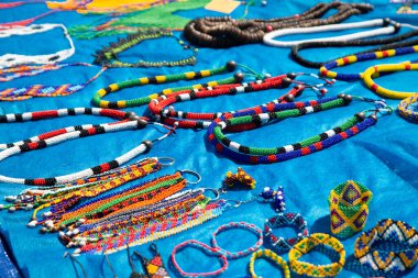 Çeşitli el yapımı yerli eserler, parlak renkler ve anlam dolu örgüler. Kültür ve atalarının bilgeliğinin gerçek bir ifadesi..