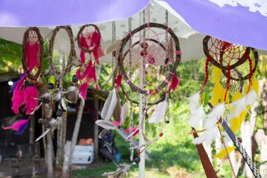 Çeşitli el yapımı yerli eserler, parlak renkler ve anlam dolu örgüler. Kültür ve atalarının bilgeliğinin gerçek bir ifadesi..