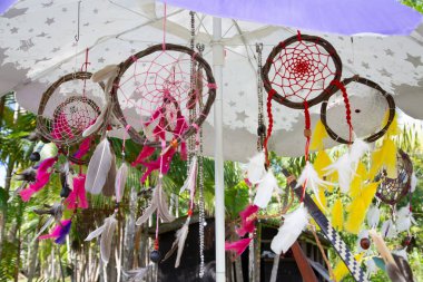 Çeşitli el yapımı yerli eserler, parlak renkler ve anlam dolu örgüler. Kültür ve atalarının bilgeliğinin gerçek bir ifadesi..