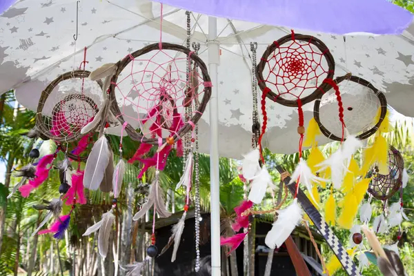 Çeşitli el yapımı yerli eserler, parlak renkler ve anlam dolu örgüler. Kültür ve atalarının bilgeliğinin gerçek bir ifadesi..