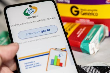 Meu INSS uygulamasının Brezilya hükümetinin sağladığı faydaların arka planında ilaç kullanımı.