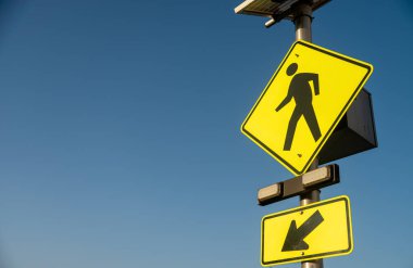 Yürüyen sokak tabelası Mavi gökyüzü