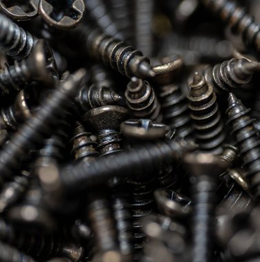 Siyah beyaz arka planda metal vidalar