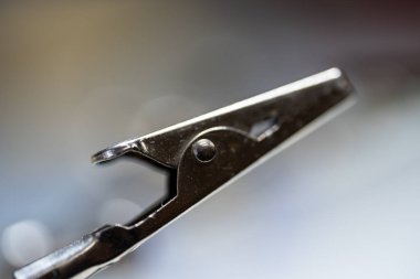 Kapat - arka planda bulanık pense