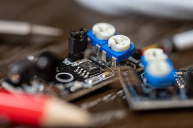 Elektronik devre kartının elektronik parçaları. Kapat..