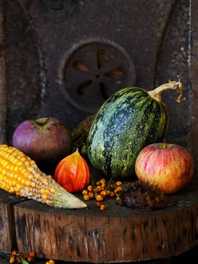 Sonbahar, meyve, mahsul ve dekoratif aksesuarlarla dolu sakin bir hayattır..