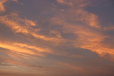 Gün batımında kabarık bulutlar - stok fotoğrafı