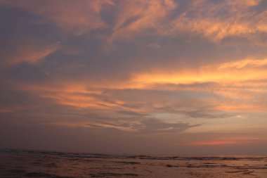 Gün batımında Gökyüzüne Karşı Deniz Manzarası