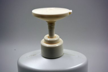 Kozmetik ürünleri, sıvılar, vücut bakım ürünleri, kafa bakım ürünleri, beyaz arka planda bulunan şampuanlar için büyük bir plastik şişe..