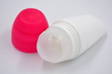 Beyaz arka planda pembe kapaklı kadın deodorantının ilginç bir plastik ambalajı bulunuyor..