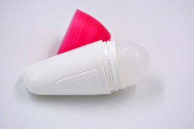 Beyaz arka planda pembe kapaklı kadın deodorantının ilginç bir plastik ambalajı bulunuyor..