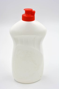 Kırmızı kapaklı ilginç beyaz bir plastik şişe, el yıkamadan gelen alışılmadık bir paket beyaz arka planda yer alıyor..