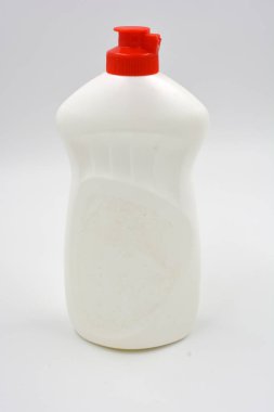 Kırmızı kapaklı ilginç beyaz bir plastik şişe, el yıkamadan gelen alışılmadık bir paket beyaz arka planda yer alıyor..