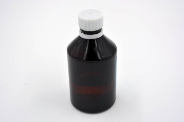 Beyaz kapaklı siyah bir plastik şişe beyaz arka planda yer almaktadır..