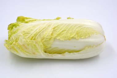 Beyaz arka planda büyük bir lahana, Pekin lahanası. Sağlıklı yemek, sağlıklı yemek, taze sebze..