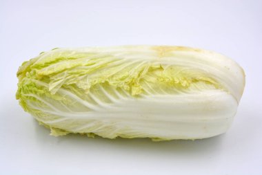 Beyaz arka planda büyük bir lahana, Pekin lahanası. Sağlıklı yemek, sağlıklı yemek, taze sebze..