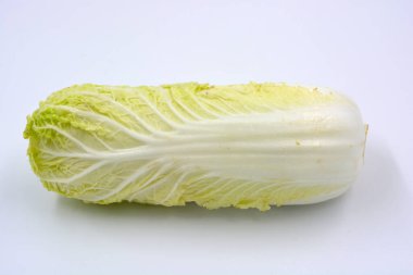 Beyaz arka planda büyük bir lahana, Pekin lahanası. Sağlıklı yemek, sağlıklı yemek, taze sebze..