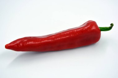 Parlak taze sebzeler, tatlı kırmızı biber, parlak kırmızı büyük biber beyaz arka planda yer alır.. 