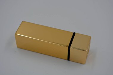 Güzel, pahalı altın rengi ruj, pembe, kırmızı altın kaplama beyaz arka planda yer almaktadır..