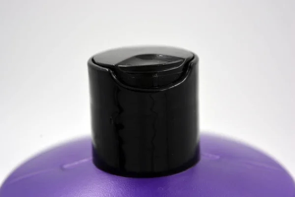 Duży Fioletowy Plastikowy Okrągły Szampon Butelka Czarną Pokrywą Znajduje Się — Zdjęcie stockowe
