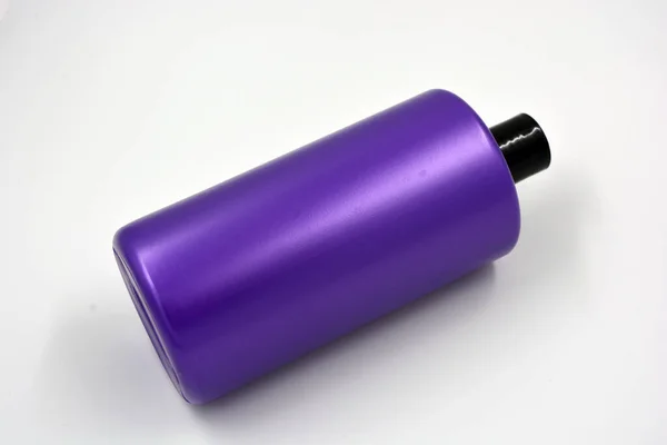 洗发水瓶一种白色底座上有黑色盖子的紫色大塑料圆形洗发水瓶 — 图库照片