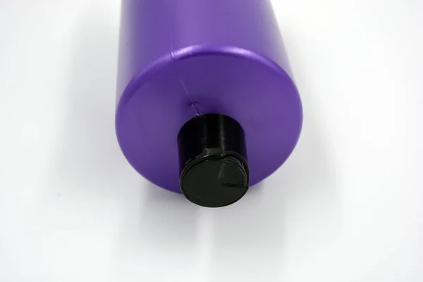 洗发水瓶一种白色底座上有黑色盖子的紫色大塑料圆形洗发水瓶 — 图库照片