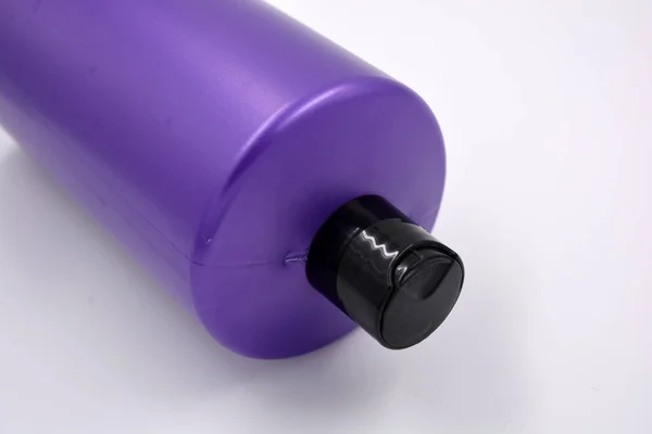 Велика Фіолетова Пластикова Кругла Пляшка Шампуню Чорною Кришкою Розташована Білому — стокове фото