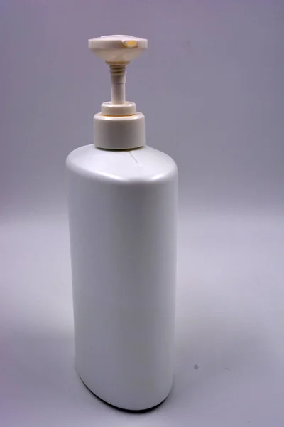 Uma Grande Garrafa Plástico Branco Com Grande Dispensador Para Cosméticos — Fotografia de Stock