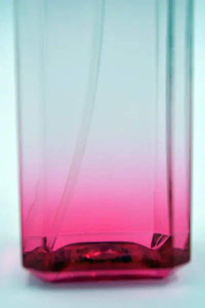 Φωτεινό Και Όμορφο Διαφανές Ροζ Μπουκάλι Eau Toilette Σπρέι Ακριβά — Φωτογραφία Αρχείου