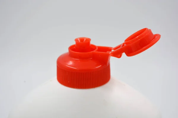 Een Interessante Witte Plastic Fles Met Een Rood Deksel Een — Stockfoto