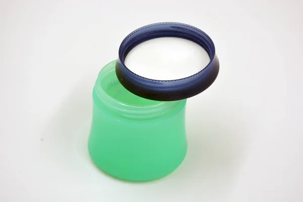 Cosmetica Gezichtscrème Gezichts Lichaamsverzorging Een Groene Plastic Stijlvolle Pot Met — Stockfoto