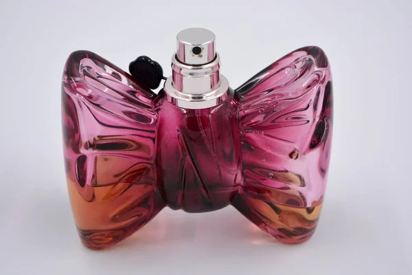Una Hermosa Botella Roja Cereza Ciruela Perfume Mujer Forma Arco —  Fotos de Stock