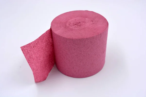 白を基調とした白い背景には 衛生用品 安心のピンクのトイレットペーパー 質感のある構造物があります — ストック写真