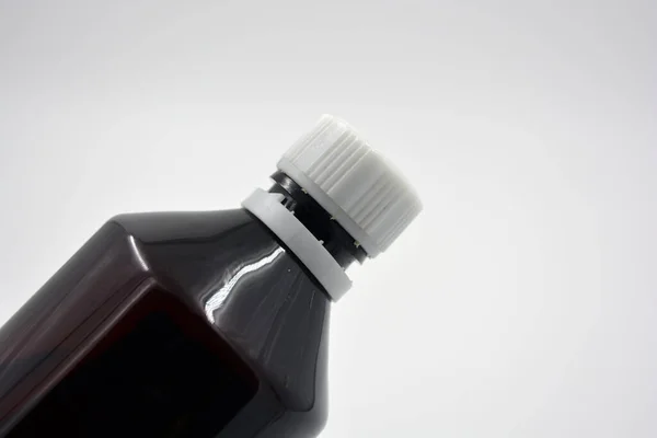 Uma Garrafa Plástico Escuro Médico Com Uma Tampa Branca Está — Fotografia de Stock