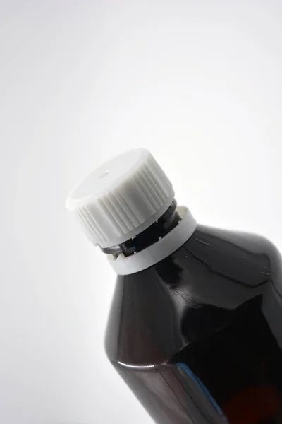 Una Botella Médica Plástico Oscuro Con Tapa Blanca Encuentra Sobre — Foto de Stock