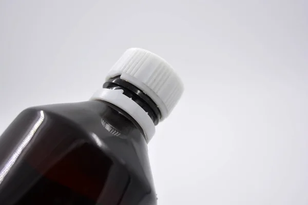 Una Botella Médica Plástico Oscuro Con Tapa Blanca Encuentra Sobre — Foto de Stock