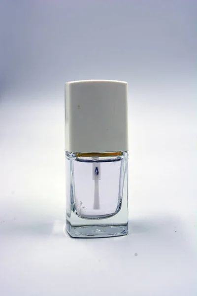 Vrouwen Nagellak Een Framboos Glazen Fles Met Een Wit Deksel — Stockfoto